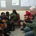 wolfgang, freiwilliger 2019 beim Gitarrenunterricht